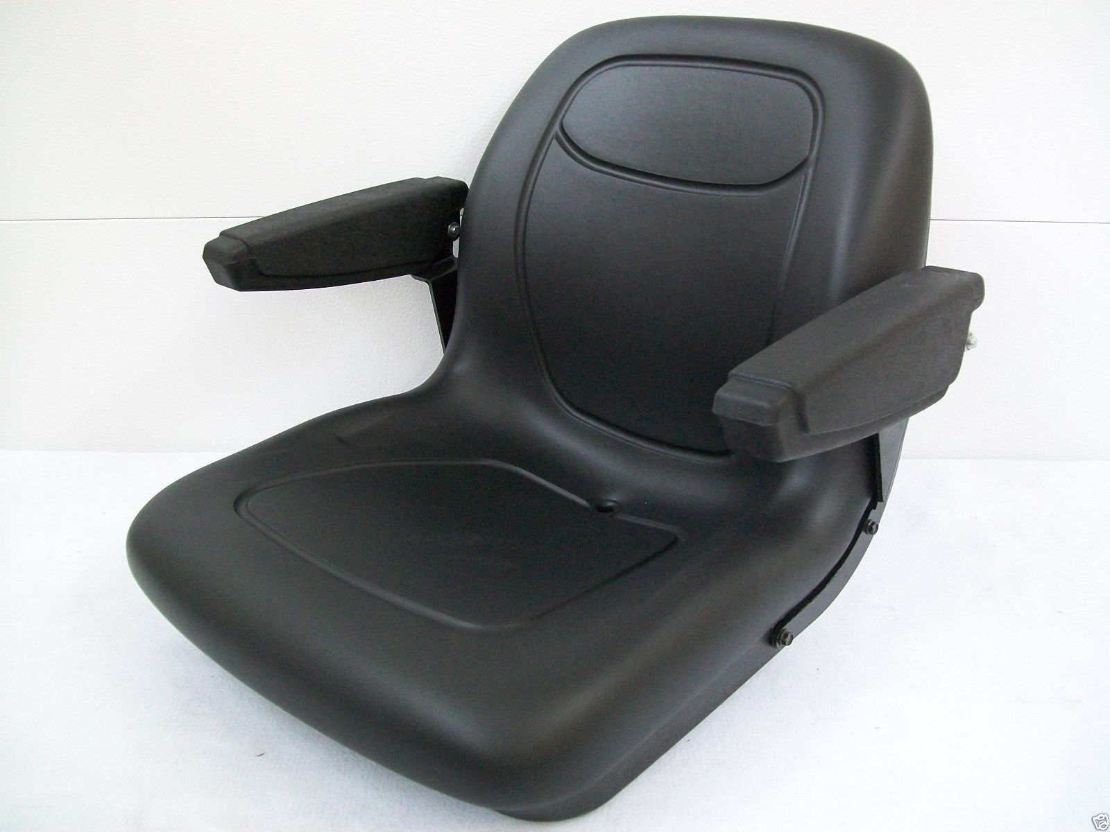 BLACK SEAT JOHN DEERE 130, 160, 165, 316, 318, 322, 330, 332, 420, 430