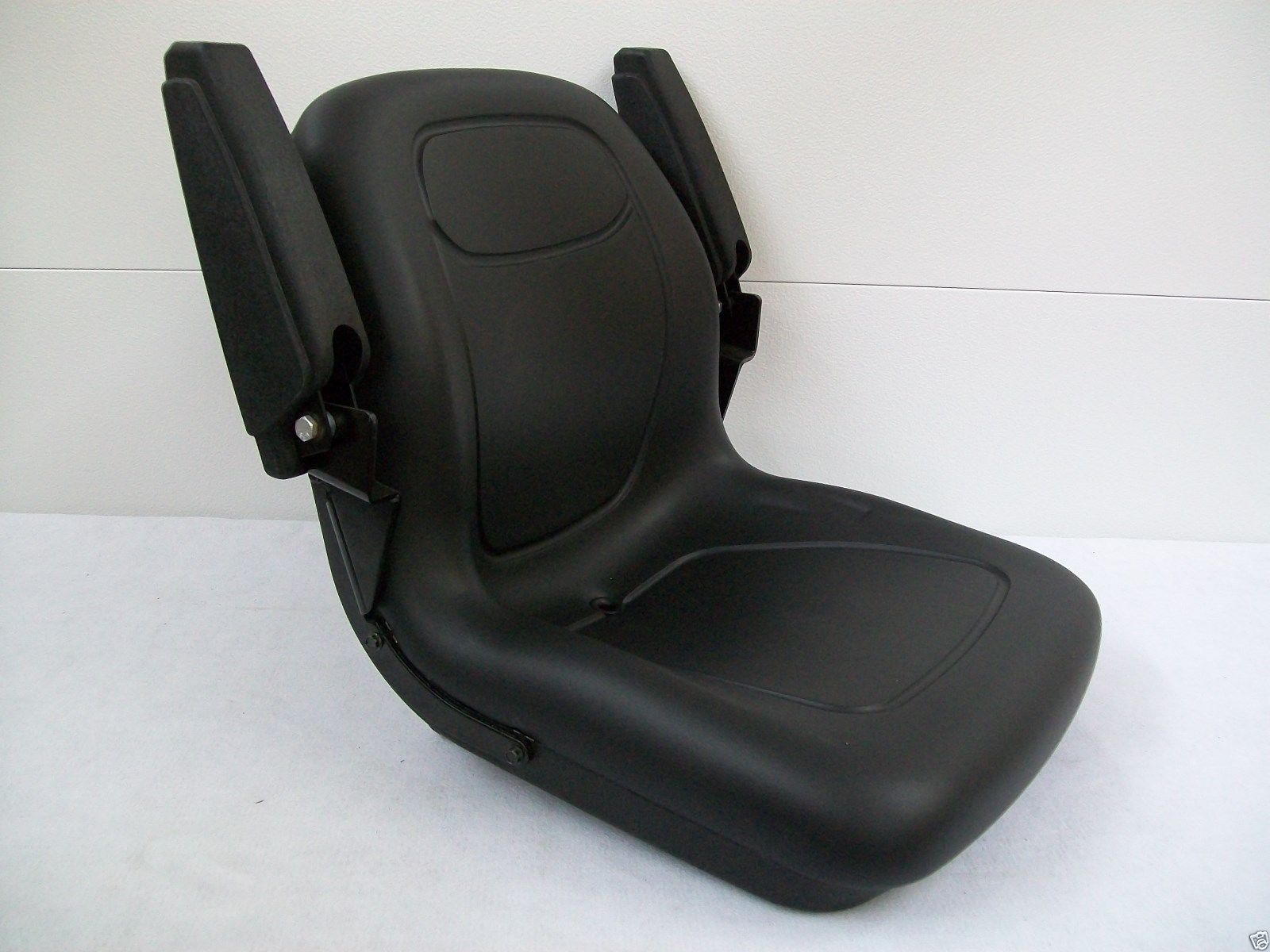 BLACK SEAT JOHN DEERE 130, 160, 165, 316, 318, 322, 330, 332, 420, 430