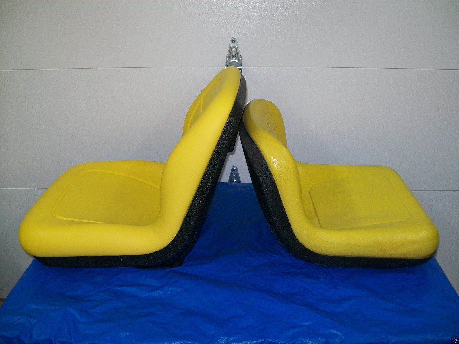 HIGHER BACK SEAT JOHN DEERE 325, 335, 345 GARDEN TRACTOR > 70,001 PIVOT STYLE BP Seat Warehouse